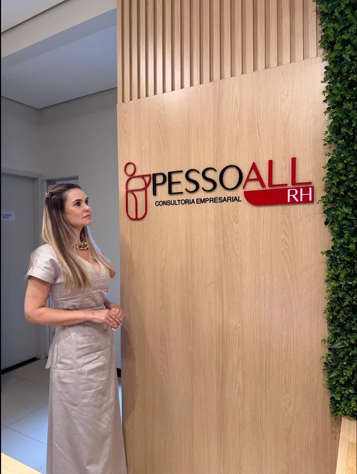 Ambiente da Pessoall RH em Palmas, com Carla Cândido diante da marca